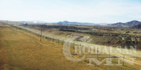 Хятадууд зэвсгийн агуулахад тулган карьер ухжээ