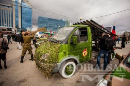 Ялалтын баярт зориулан чимэглэсэн машинууд