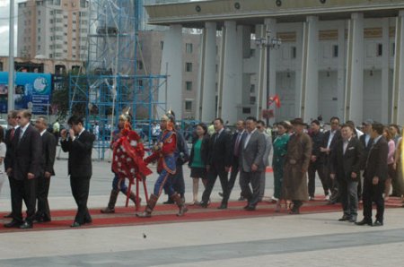 Чингисийн хөшөөнд хүндэтгэл үзүүллээ Чингисийн хөшөөнд хүндэтгэл үзүүллээ