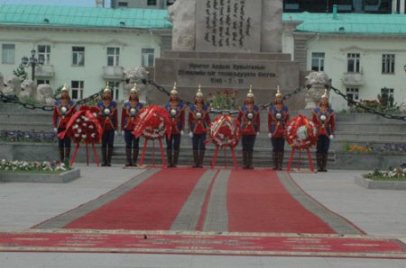Чингисийн хөшөөнд хүндэтгэл үзүүллээ Чингисийн хөшөөнд хүндэтгэл үзүүллээ