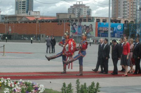 Чингисийн хөшөөнд хүндэтгэл үзүүллээ Чингисийн хөшөөнд хүндэтгэл үзүүллээ