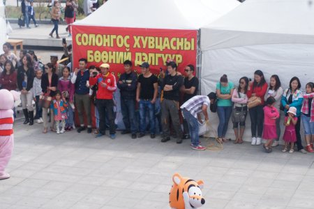 Намрын үзэсгэлэн худалдаа явагдаж байна