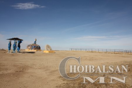 Эр хүний овоон дээрх эрх мэдэлтний хашаа хэнийх вэ?