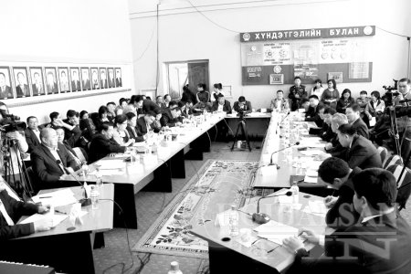 Олонхиор хүч түрсэн аймгийн төсөв батлагдлаа