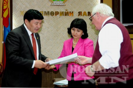 Ажил мэргэжлийн стандарт, хөтөлбөр боловсруулснаа хүлээлгэн өглөө