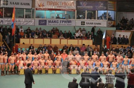 Улсын цолтой бөхчүүд Ерөнхийлөгчтэйгээ хамтаар патиар татуулжээ /фото/