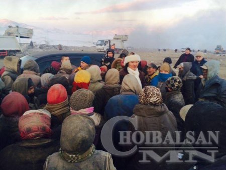 С.Жавхлан 'Монгол өлсөх учиргүй' хувьсгалт тэмцлийн тоглолтынхоо дараа Цагаан давааны хогын цэг дээр очиж орлогоосоо хуваалцав