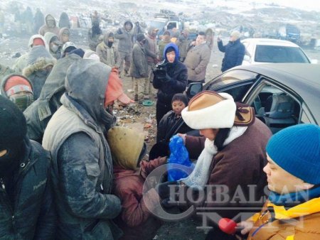 С.Жавхлан "Монгол өлсөх учиргүй" хувьсгалт тэмцлийн тоглолтынхоо дараа Цагаан давааны хогын цэг дээр очиж орлогоосоо хуваалцав