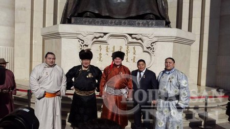 Хакухо М.Даваажаргал МУ-ын Хөдөлмөрийн баатар цолоор энгэрээ мялааж, “Морин ...
