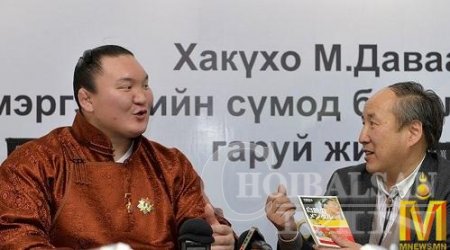 Хөдөлмөрийн баатар М.Даваажаргалын тухай номыг монгол хэлнээ орчууллаа