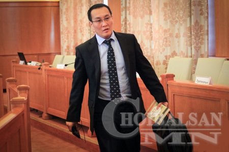 Хар жагсаалтын эхэнд Х.Тэмүүжинг бичъе