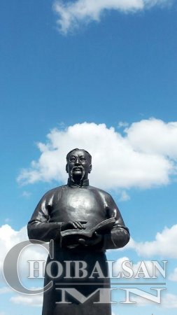 Их эрдэмтний хөшөө төрсөн нутагт нь сүндэрлэв