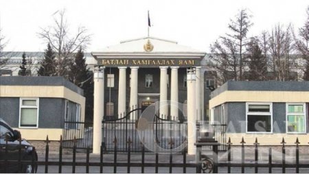 Хурандаа З.Баянмөнх офицероо хутгалжээ