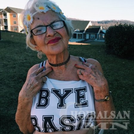 Instragram-ийн од 86-тай эмээ