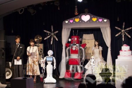 Японд дэлхийн анхны роботын хурим болжээ