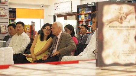 ЖОНАТАН ГУЛИБЭЛИЙН АЯЛАЛ: ЭРХ ЧӨЛӨӨГҮЙ ОРНООР АЯЛСАН ХАЧИРХАЛТАЙ ҮЛГЭР номын нээлт боллоо