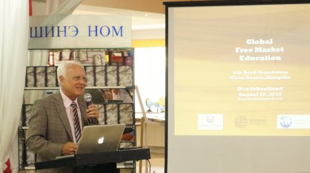 ЖОНАТАН ГУЛИБЭЛИЙН АЯЛАЛ: ЭРХ ЧӨЛӨӨГҮЙ ОРНООР АЯЛСАН ХАЧИРХАЛТАЙ ҮЛГЭР номын нээлт боллоо