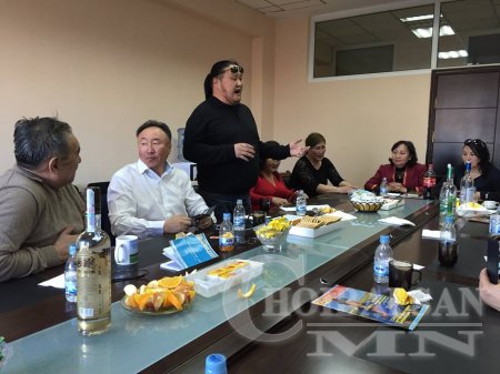 Дорнод аймгийн нутгийн зөвлөлийн байрандаа...