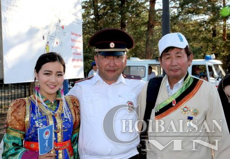 Дорнод аймгийн нэрт зурагчин Базарсадын Батцэрэн фото