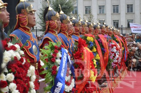 Хэлмэгсдийн хөшөөнд цэцэг өргөх үйл ажиллагаанд Монгол Ардын намын удирдлаг ...