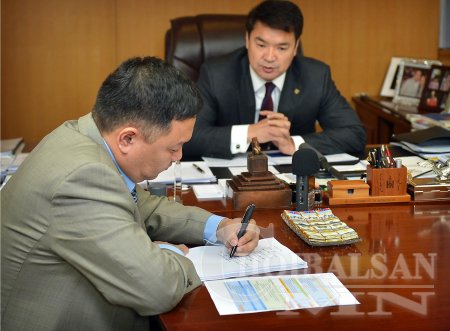 Ерөнхий сайд цалинг 30 хувиар бууруулах санал гаргалаа