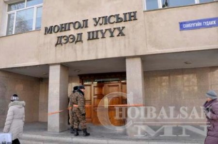 Улсын Дээд Шүүхийн Шүүгч хамаатны өмгөөлөгчтэйгээ хамтран иргэний эрхэнд халдаж байна