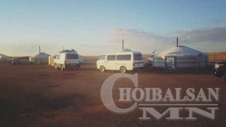 Хавиргын боомтоос нааш 10 гаруй км-т байх vйлчилгээний газруудыг боомтод ой ...