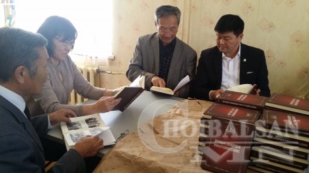 “Дорнодын зохиолчдын уран бүтээлийн дээжис” хэвлэгдлээ