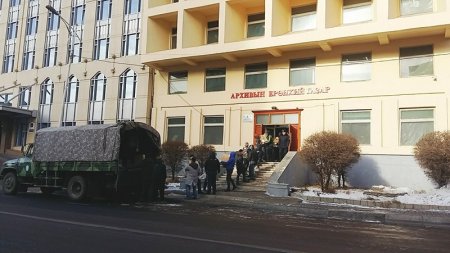 Улсын архивын ерөнхий газраас ямар учиртай зүйл зөөж байна вэ