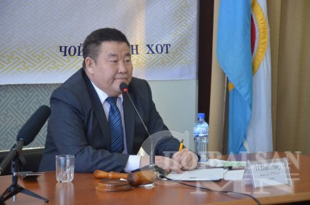 Аймгийн иргэдийн Төлөөлөгчдийн Хурлын ээлжит хуралдаан дээр шинэ дарга П.Мөнхтөр тамгаа хүлээн авлаа