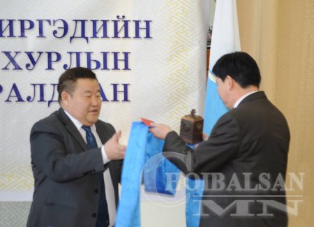 Аймгийн иргэдийн Төлөөлөгчдийн Хурлын ээлжит хуралдаан дээр шинэ дарга П.Мөнхтөр тамгаа хүлээн авлаа