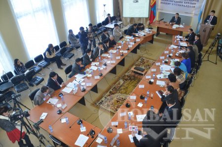 Аймгийн иргэдийн Төлөөлөгчдийн Хурлын ээлжит хуралдаан дээр шинэ дарга П.Мөнхтөр тамгаа хүлээн авлаа