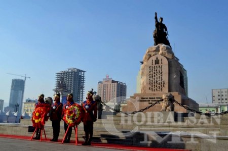 МАН-ын удирдлагууд жанжин Сүхбаатарын хөшөөнд цэцэг өргөж, хүндэтгэл үзүүлл ...