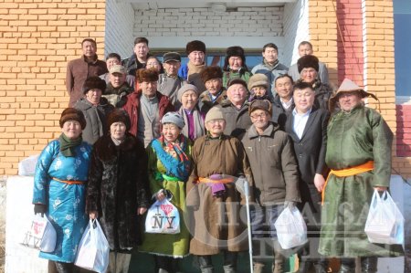 Баяндун сумын Ахмадын хороо, аж ахуйн нэгж байгууллагууд өндөр настнуудаддаа хүндэтгэл үзүүллээ