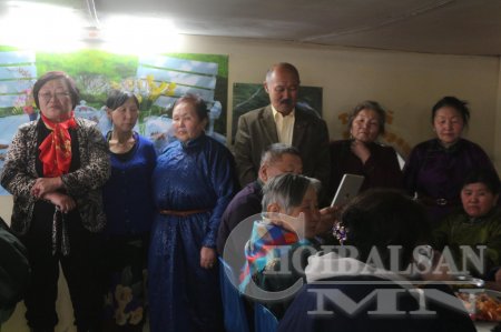 Баяндун сумын Ахмадын хороо, аж ахуйн нэгж байгууллагууд өндөр настнуудаддаа хүндэтгэл үзүүллээ