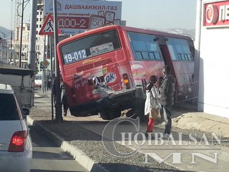 Шуурхай мэдээ: Том оврын автобус ноцтой осол гаргалаа