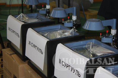 Физикийн 7-н кабинетийг хүлээлгэн өглөө