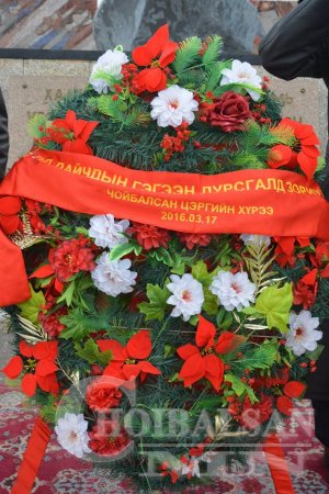 "Монгол дайчид"-ын хөшөөнд цэцэг өргөлөө