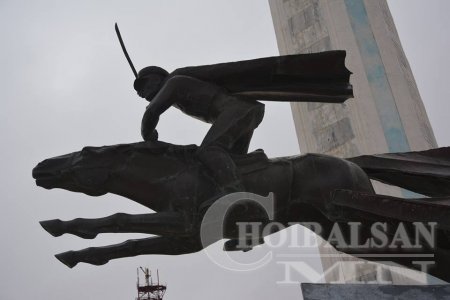 "Монгол дайчид"-ын хөшөөнд цэцэг өргөлөө