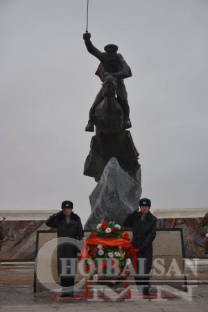 "Монгол дайчид"-ын хөшөөнд цэцэг өргөлөө