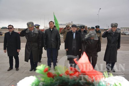 "Монгол дайчид"-ын хөшөөнд цэцэг өргөлөө