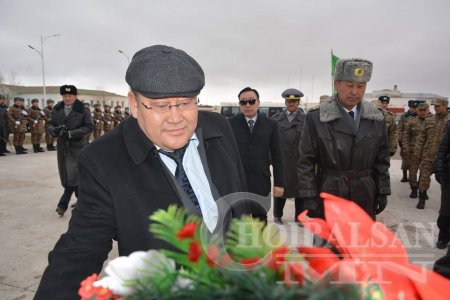 "Монгол дайчид"-ын хөшөөнд цэцэг өргөлөө