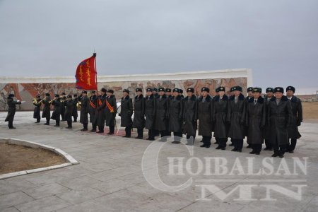 "Монгол дайчид"-ын хөшөөнд цэцэг өргөлөө