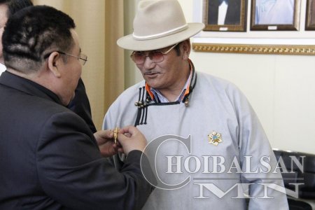 Чойбалсан хотод шагналын хур буулаа