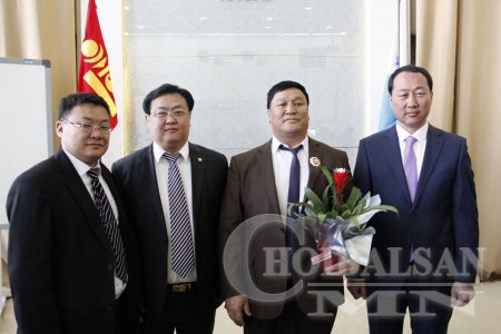 Чойбалсан хотод шагналын хур буулаа