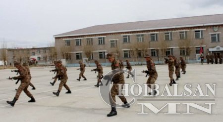 Зэвсэгт хүчний 330 дугаар ангийн ахлагч цолтой алба хаагчид бууны суманд өр ...