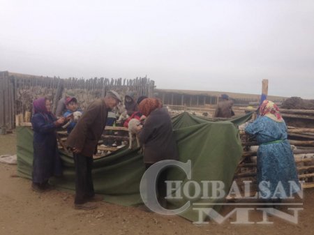 Дорнод аймгийн Дашбалбар сумын Харзат багийн Улсын аварга малчин Баяадайн хотонд