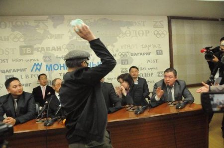 МАХН-аас татгалзсан гишүүд рүү хүүхдийн живх шидэв