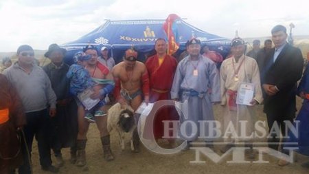 Баян бүрд овооны тайлгын хүчид бөхийн барилдаанд хүчид 32 бөх барилдаж сумы ...