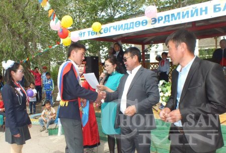 Дашбалбар сумын шилдэг сурагчид шагнуулав